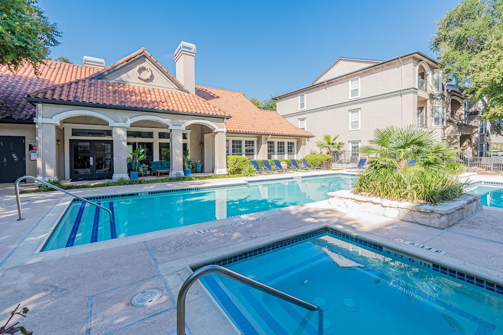 Carlyle Place Apartments